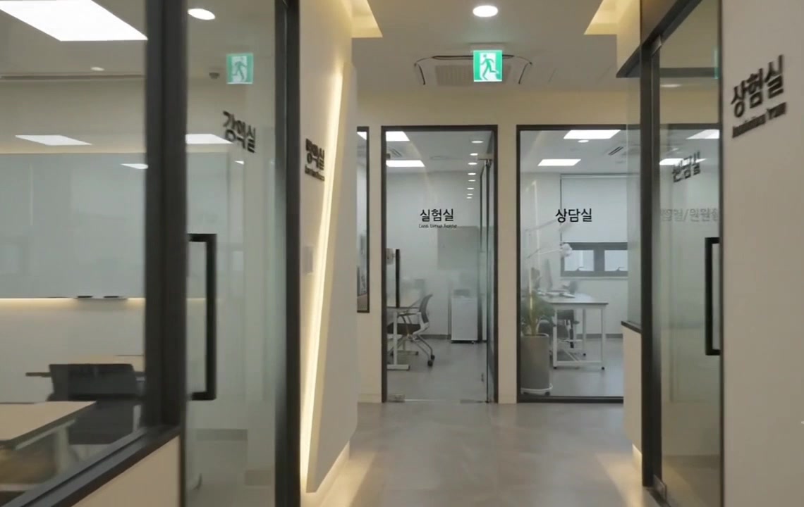 학원 인테리어 — 상담실과 실험실 입구