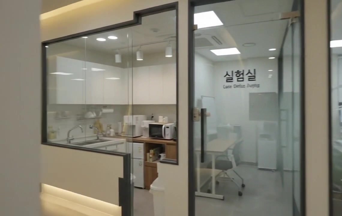 학원 인테리어 — 유리 파티션과 공간 구획