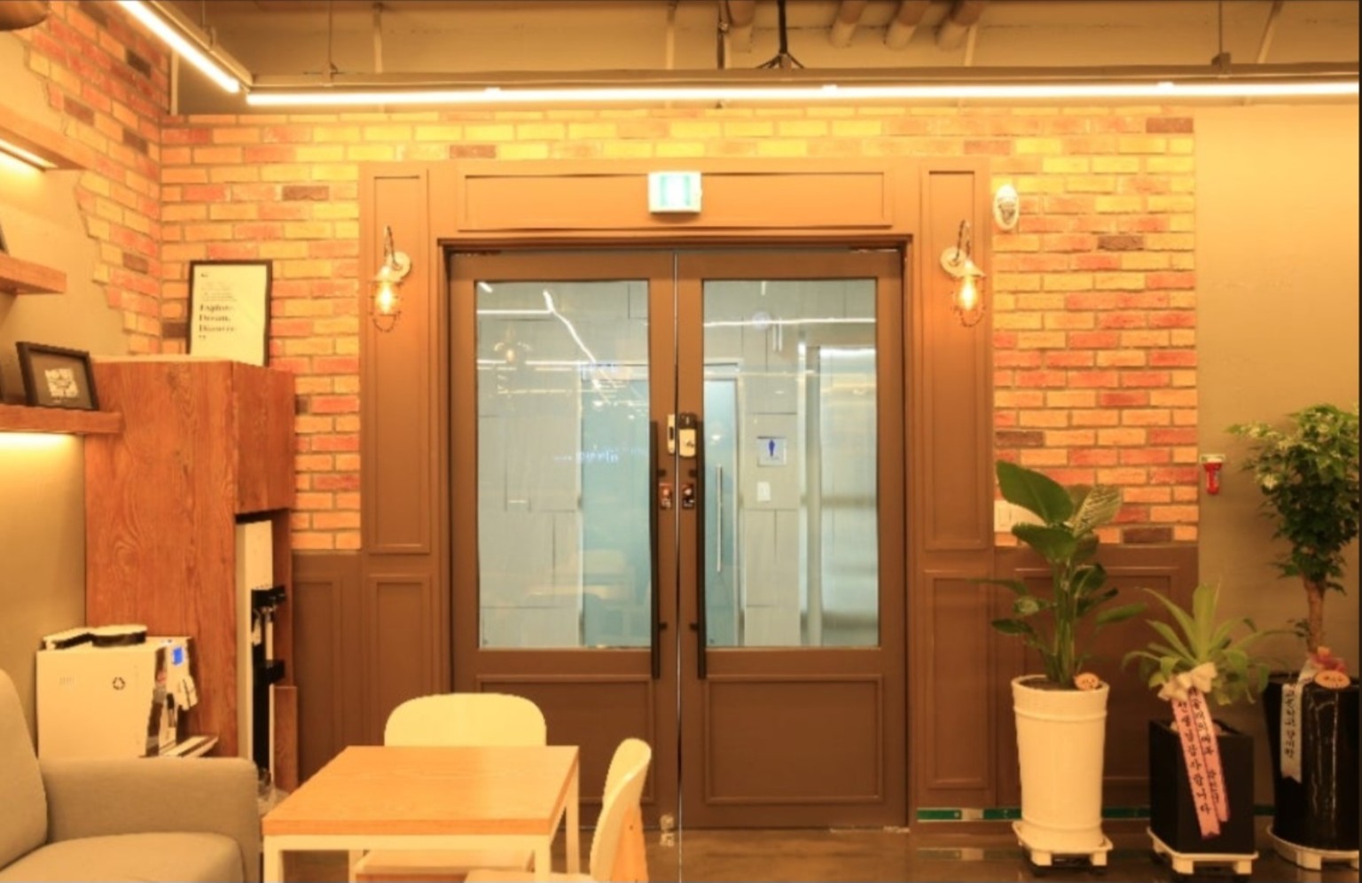 학원 인테리어 — 벽돌 마감의 출입구